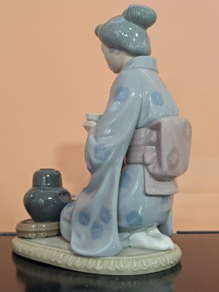 Lladró 5122 Luna de Agosto Geisha Sirviendo Té
