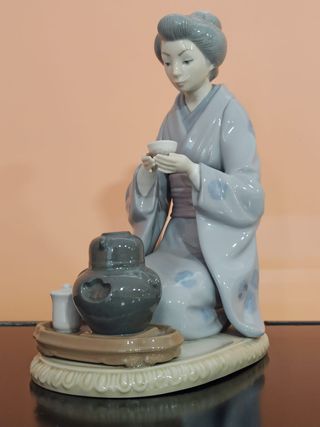 Lladró 5122 Luna de Agosto Geisha Sirviendo Té