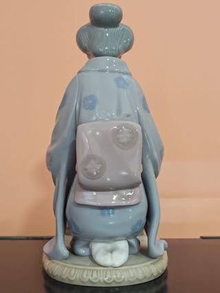 Lladró 5122 Luna de Agosto Geisha Sirviendo Té