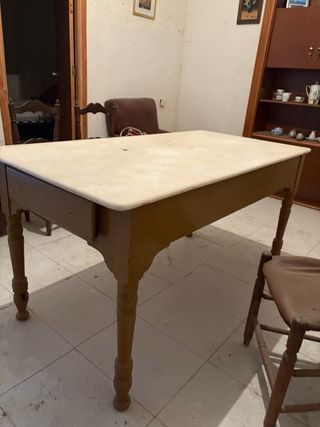Mesa antigua de madera con tablero de mármol
