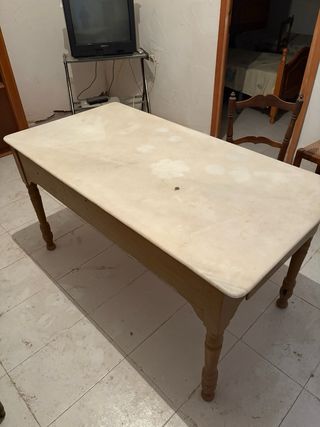 Mesa antigua de madera con tablero de mármol