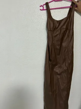 Vestido largo de cuero,con tirantes y abertura