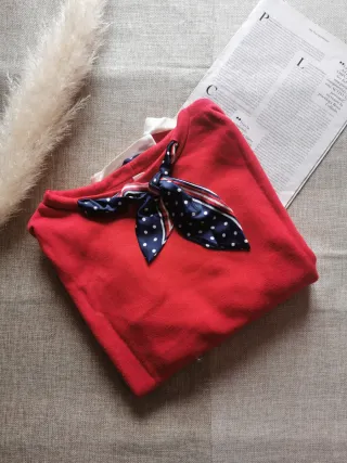 Jersey rojo con pañuelo y blusa