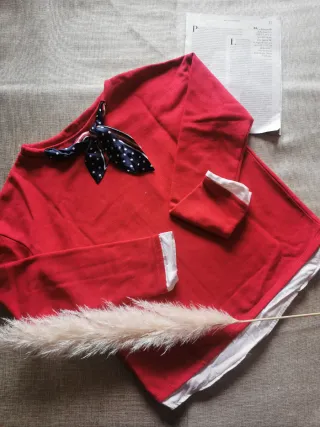 Jersey rojo con pañuelo y blusa