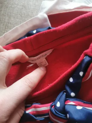 Jersey rojo con pañuelo y blusa