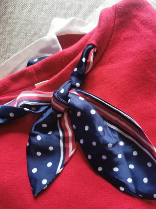 Jersey rojo con pañuelo y blusa