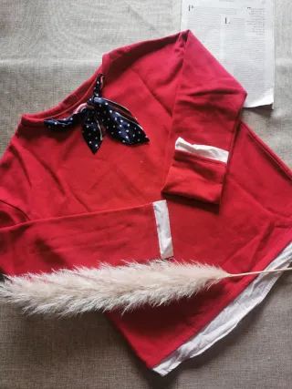 Jersey rojo con pañuelo y blusa