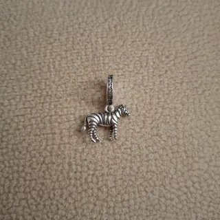 Charm Cebra Plata