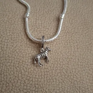 Charm Cebra Plata