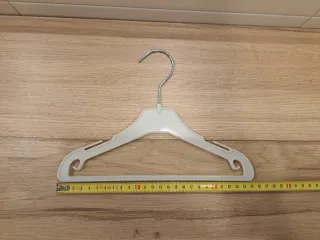 Lote 39 perchas bebé blancas