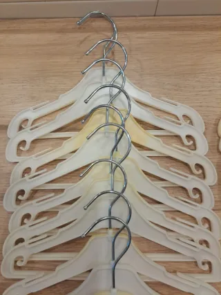 Lote 39 perchas bebé blancas