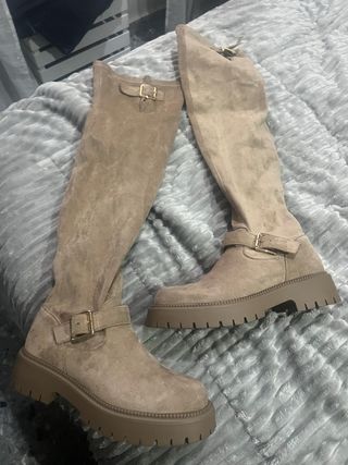 Botas altas beige con hebilla