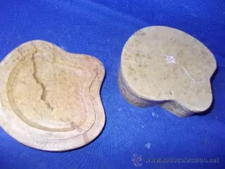 Joyero de piedra con detalles morados y rosas