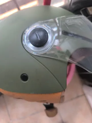 Casco de moto verde con visera