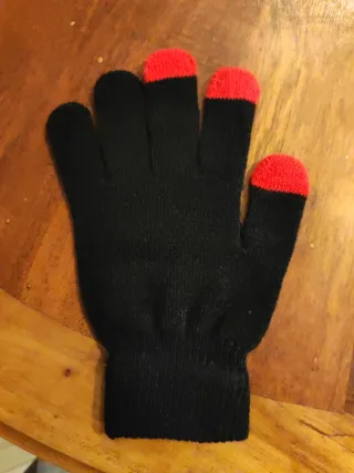 Guantes negros con dedos rojos