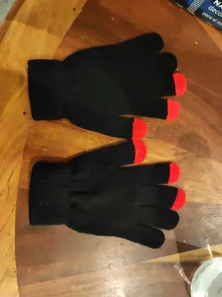 Guantes negros con dedos rojos