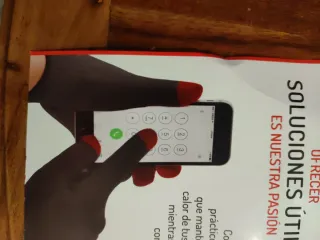 Guantes negros con dedos rojos