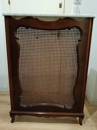 Cubre radiador de madera nogal y mármol