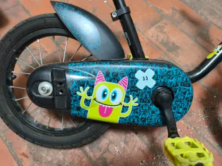 Bicicleta infantil Btwin con diseño de monstruo