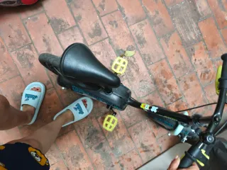 Bicicleta infantil Btwin con diseño de monstruo