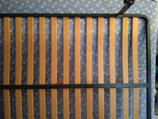 Colchón y somier de madera y metal