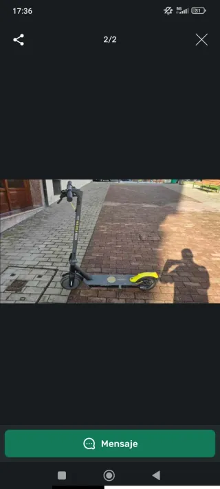 Patinete eléctrico gris y amarillo