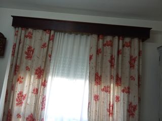 Cenefa Caoba con Cortinas Florales