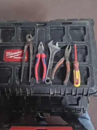 Juego de herramientas: alicates, llave inglesa