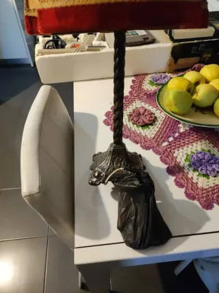 Lámpara antigua y mapa de Navarra