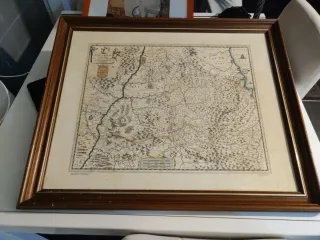 Lámpara antigua y mapa de Navarra