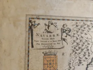 Lámpara antigua y mapa de Navarra