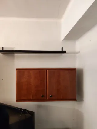 Mueble de madera marrón