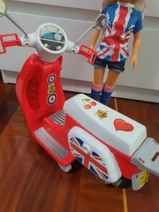 Nancy moto con muñeca y casco