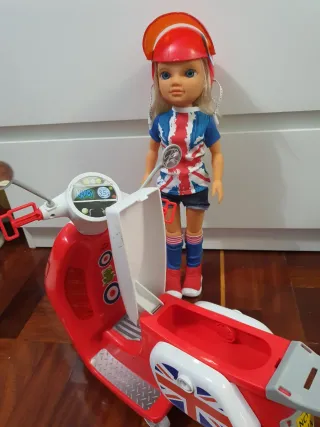 Nancy moto con muñeca y casco