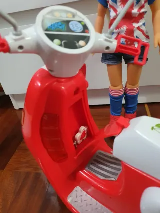 Nancy moto con muñeca y casco