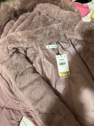 Chaquetón rosa El Corte Inglés con capucha