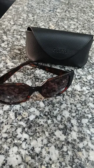 Gafas de sol Guess mujer marrones y negras
