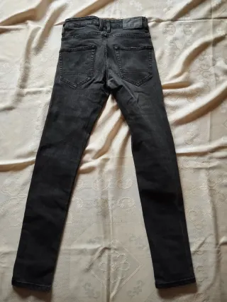 Pantalones vaqueros negros ajustados