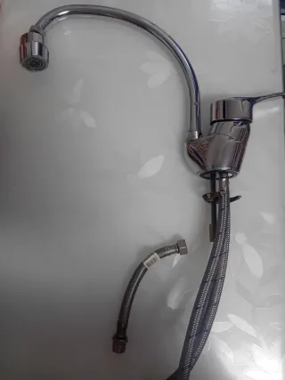 Grifo de cocina Roca. Tiene alguna picadura.