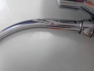 Grifo de cocina Roca. Tiene alguna picadura.