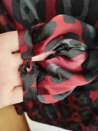 Blusa Zara Seda Animal Print Burdeos y Negro