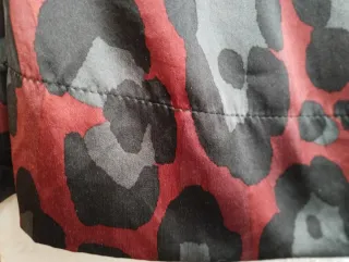 Blusa Zara Seda Animal Print Burdeos y Negro