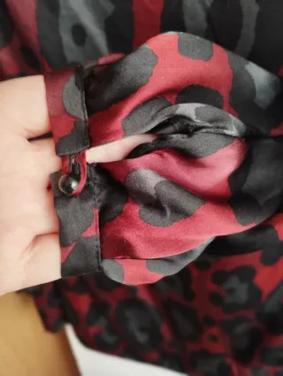 Blusa Zara Seda Animal Print Burdeos y Negro