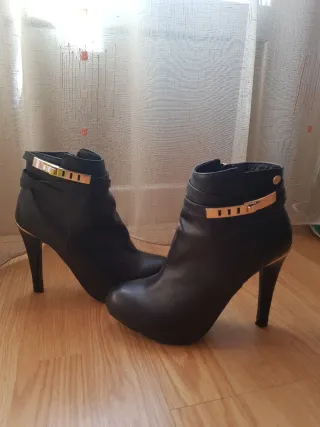 Botines Xti Negros con Detalles Dorados