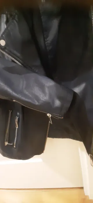 Cazadora cuero Stradivarius azul