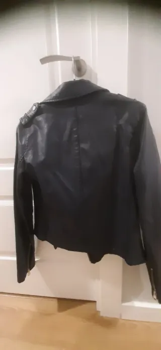 Cazadora cuero Stradivarius azul