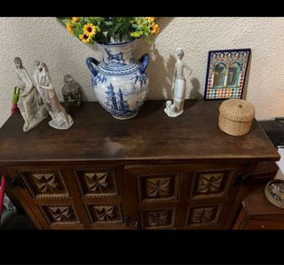 Aparador antiguo de madera tallada