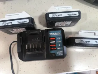 Cargador Makita DC18WA y 3 baterías 18V Li-ion