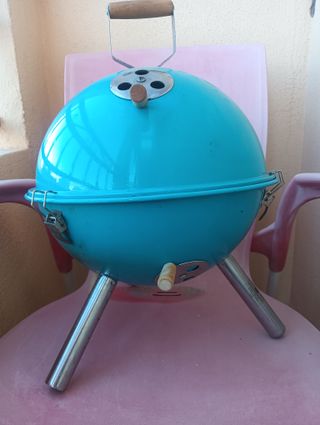 Barbacoa portátil azul y plateada