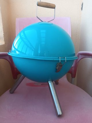 Barbacoa portátil azul y plateada